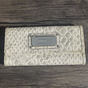 Guess Faux Leather Snakeskin Clutch Wallet Metal Plate Logo White Gray 7.5"